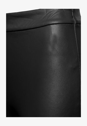 Schwarze Hosen aus Kunstleder mit glatter Textur. Verfügen über einen hohen Bund und einen seitlichen Reißverschluss als Verschluss. Dünne vertikale Steppnähte als Detail.