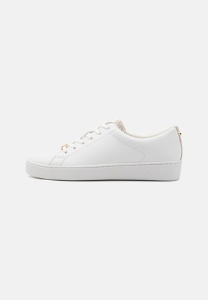 Sneaker bianca in pelle con punta rotonda, allacciatura con sei occhielli, suola piatta, accentuazione in pelle testurizzata color marrone e logo del marchio impresso sul lato.