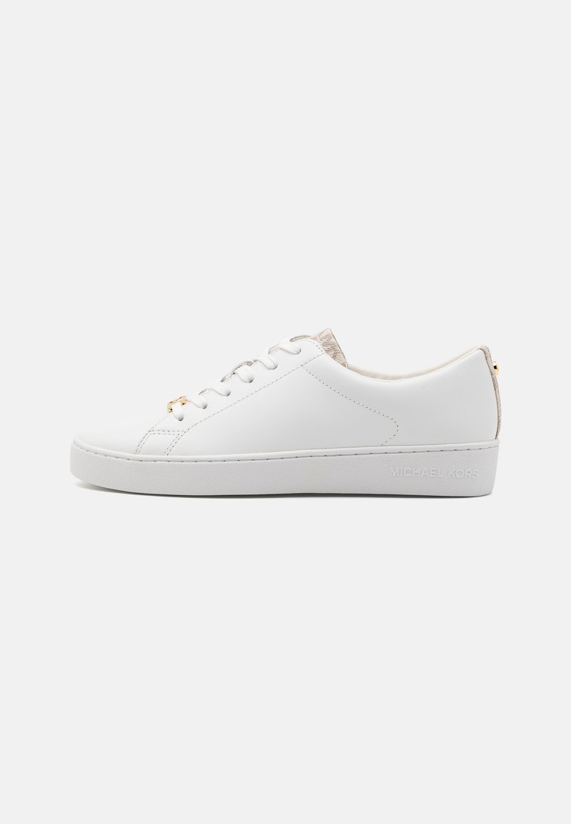 Weißes Leder Sneaker mit runder Zehenpartie, sechs Ösen Schnürung, flacher Sohle, strukturiertem braunem Absatz und eingeprägtem Markenlogo an der Seite.