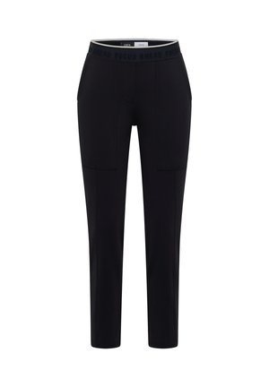 Pantalon de sport noir avec une texture lisse, taille élastique avec texte « FOCUS AHEAD » et deux poches latérales. Coupe slim avec jambes droites.