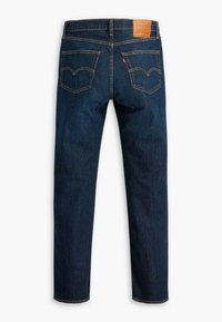 Jeans in denim blu scuro con taglio dritto, dotati di due tasche posteriori con pattern di cucitura e un'etichetta in pelle sulla vita.