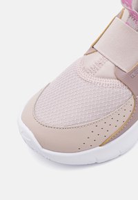 Nike Performance FLEX RUNNER 3 - Chaussures de running sur route - platinum violet/playful pink/violet ore/white