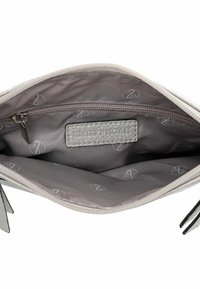 Borsetta in tessuto grigio con interno grigio chiaro, dotata di chiusura con zip, etichetta del logo in rilievo e motivo sottile all'interno.