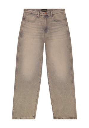 Béžové vyblednuté rifle Wrangler s rovnými nohavicami, piatimi vreckami a medenými nitmi, zobrazené na bielom pozadí.