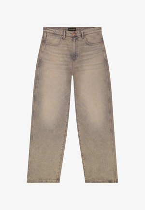 Béžové vyblednuté rifle Wrangler s rovnými nohavicami, piatimi vreckami a medenými nitmi, zobrazené na bielom pozadí.