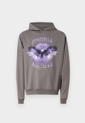 Grå hettegenser med grafisk trykk av enørn og en måne i lilla, med teksten "PHOBIA ARCHIVE" og arrangementsdetaljer. Myk stoff, vanlig passform.