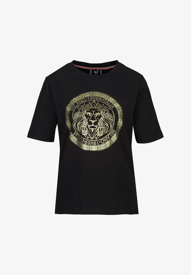 Zwarte katoenen t-shirt met een gouden leeuwafbeelding binnen een circulair embleem. Korte mouwen en een ronde halslijn. Zachte textuur.