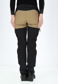Fitte broeken in zwart en khaki met een hoge tailleband, voorzien van ritszakken en duurzame, gestructureerde stof die geschikt is voor buitenactiviteiten.