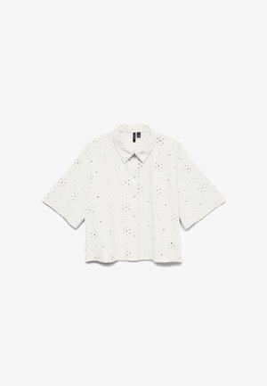 Weißes kurzärmeliges Hemd mit Knopfleiste, Kragen und einem dezenten floralen Lochmuster im gesamten Stoff.