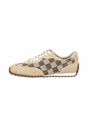Sneaker beige in suede e tessuto con lacci bianchi, motivo a scacchiera marrone e suola marrone testurizzata.