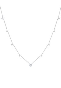 Sølv kæderegister med en central diamantvedhæng og jævnt fordelt små diamanter langs kæden. Glat tekstur med et delikat design.