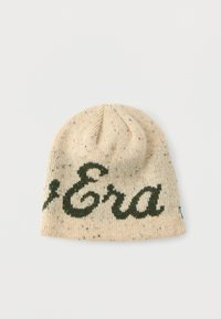 Cuffia beige lavorata a maglia con scritta "Era" in verde; presenta macchie di colore miste; texture morbida; cima arrotondata con sottile costina.