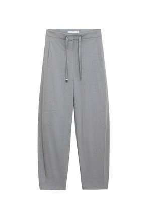 Pantalons larges gris avec un tissu texturé, une taille à cordon de serrage et deux poches avant ; design ajusté avec un style minimaliste.