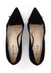 Décolleté nere in camoscio con punta a punta e dettaglio a fiocco. Interno liscio con il nome del marchio "EVITA" stampato in nero. Design elegante con ritagli.