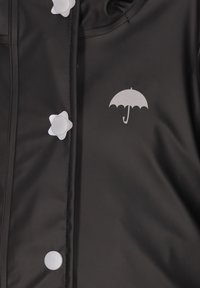 Juodas vandeniui atsparus švarkas su sidabriniais užtrauktukais, žvaigždės formos detalėmis ir mažu skėčio logotipu ant krūtinės. Lygi tekstūra.