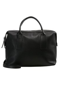 Svart texturerad läderhandväska med två handtag, rektangulär form, dragkedjestängning och avtagbar axelrem mot en vit bakgrund.