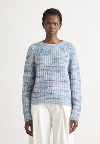Hellblauer Strickpullover mit einem strukturierten Muster in verschiedenen Blautönen und Lilatönen, rundem Ausschnitt und lässiger Passform.