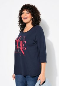 Ulla Popken MODERN 3/4 SLEEVE GRAPHIC  - Långärmad tröja - navy blue