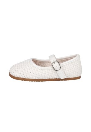 Zapato plano blanco tipo Mary Jane tejida con correa ajustable y hebilla plateada, suela de goma color marrón claro.