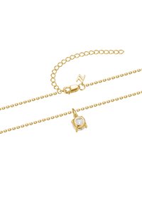 Goldfarbene Halskette mit einer filigranen Kette und einem runden, facettierten Kristallanhänger. Karabinerhaken mit verstellbarer Länge.