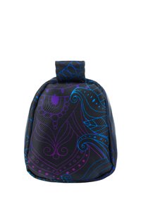 Borsa nera a motivo con disegni blu e viola, realizzata in materiale testurizzato. Ha una forma arrotondata e una maniglia corta a loop.