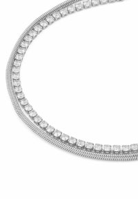 Silverhalsband med två sammanflätade trådar; en med små, fyrkantiga klara stenar och den andra med ett vridet repmönster.