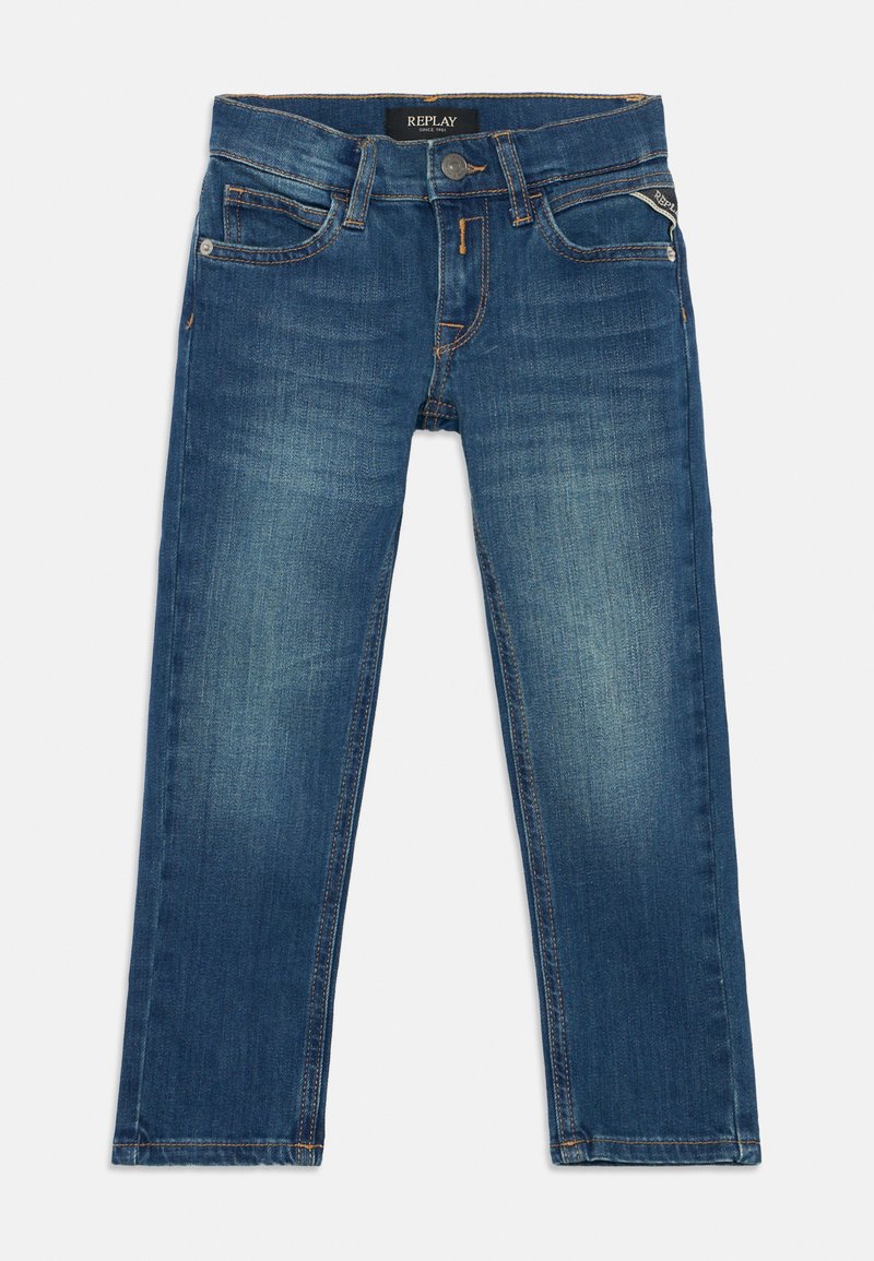 Tumši zili džinsi ar taisnu griezumu, gaismu izgaismojumu uz augšstilbiem, piecu kabatu dizainu un kontrastējošu oranžu diegu. Zīmola logotips uz jostas.