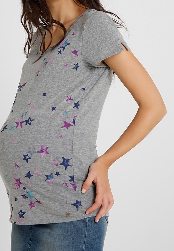 Camiseta de maternidad gris de manga corta con escote amplio, que presenta un patrón de estrellas en rosa, morado y azul en la parte delantera. Tejido suave de mezcla de algodón.