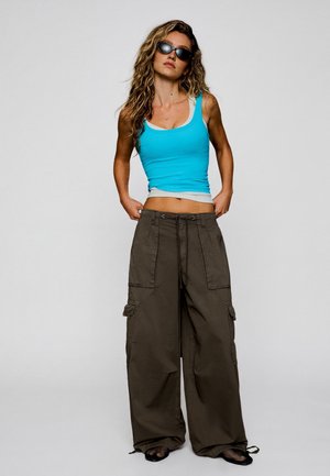 Bershka, PARACHUTE CARGO - TROUSERS - Pantalon cargo - sand