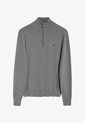 Maglione grigio con maniche lunghe, colletto alto e zip a quarto, con un piccolo logo blu navy sul petto. Texture morbida a maglia.