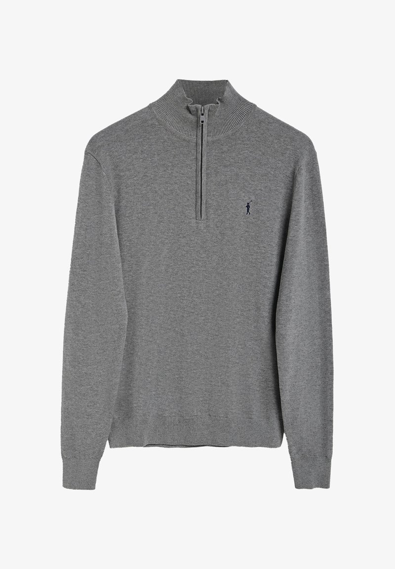 Grauer Pullover mit langen Ärmeln, hohem Kragen und Viertelreißverschluss, versehen mit einem kleinen blauen Logo auf der Brust. Weiche Stricktextur.