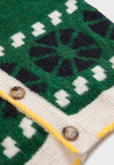 Wollpullover mit einem Muster in Grün, Weiß und Marineblau. Knopfverschluss und kontrastierender gelber Saum. Weiche Textur.