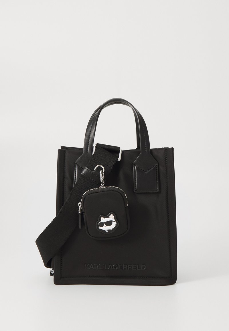 Svart tote väska i nylon med läderaccenter. Har korta handtag, avtagbar axelrem och en liten zippered ficka med kattdesign.