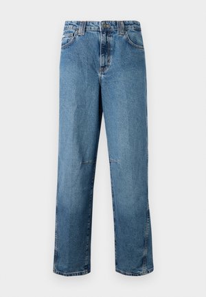 Jeans in denim blu chiaro con taglio dritto, dotati di tasche cucite, chiusura con bottone frontale e una leggera scoloritura sul tessuto.