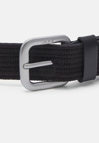 Cinto preto trançado com uma fivela de metal prateado e uma alça de couro preto. A fivela possui um design de alavanca com um acabamento texturizado.