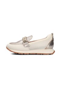 Lichte instap schoenen met een crèmekleurige mesh bovenkant, metallic zilveren accenten, geweven detail op de band en een gestructureerde beige zool.