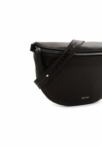 Tamsiai ruda odinė rankinė per petį su grūdėta tekstūra, išgaubtos formos, su užtrauktuku ir ant dirželio įspaustu logotipu bei kontrastingomis siūlėmis.