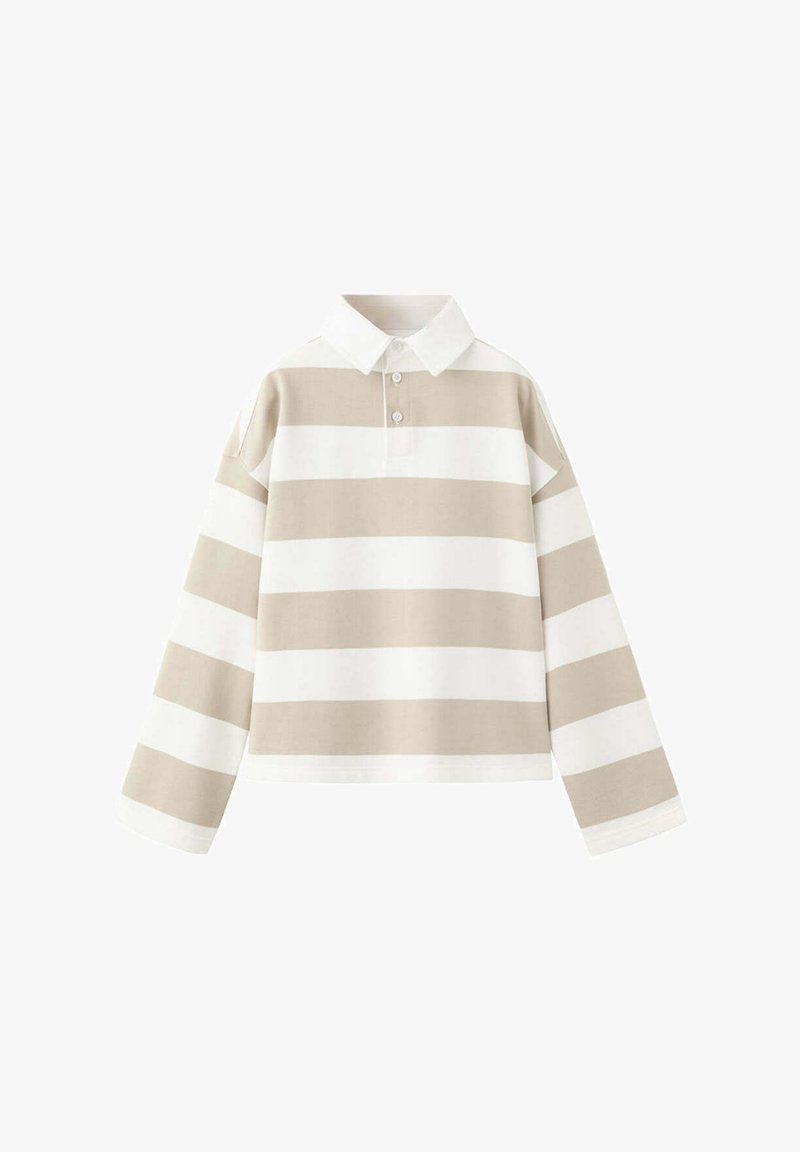 Polo à manches longues à larges rayures horizontales beige et blanches avec un col blanc à deux boutons sur fond uni.
