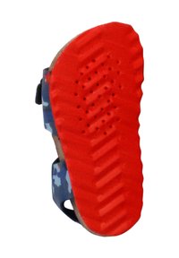 Sandalino per bambino con suola testurizzata di un vivace rosso e cinturini con motivo mimetico blu, isolato su uno sfondo bianco.