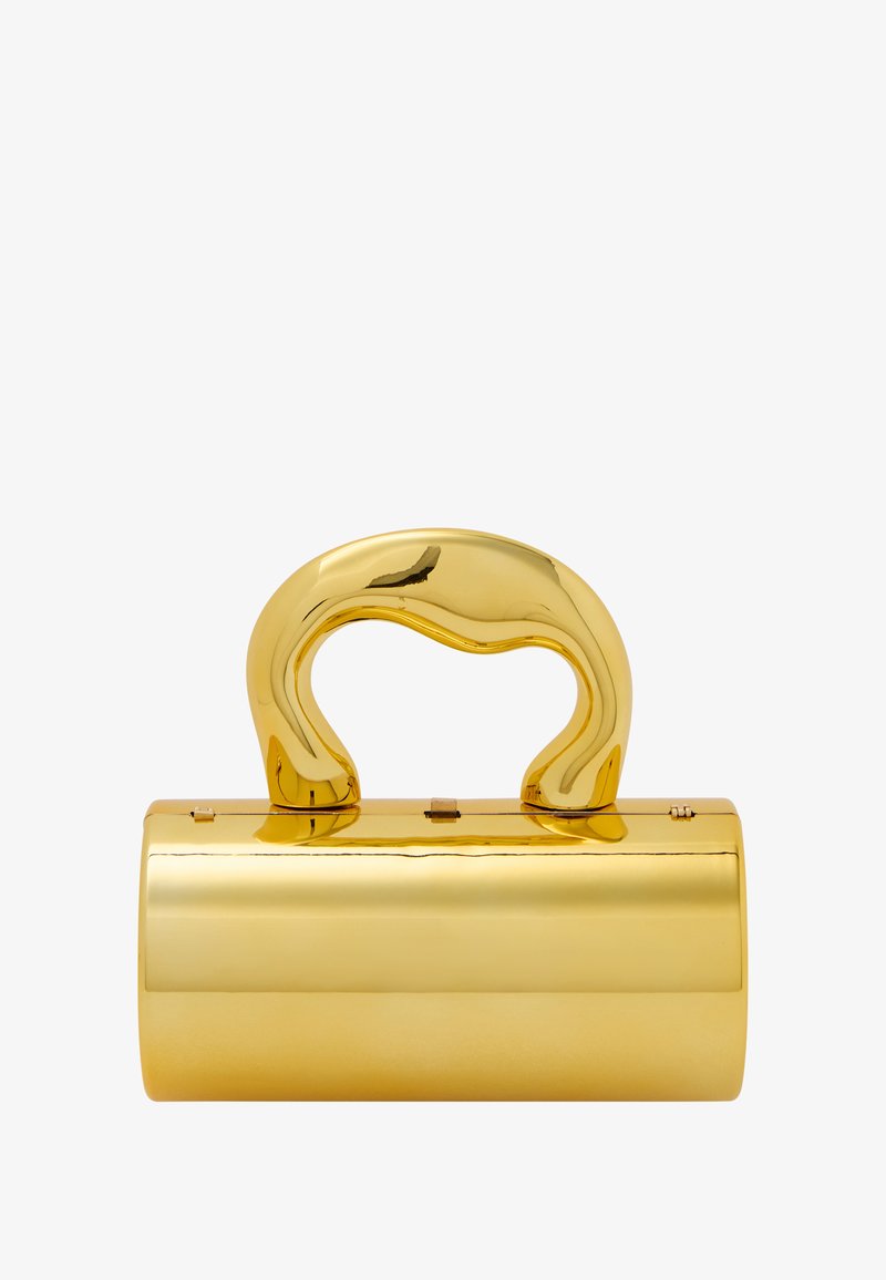 Gouden handtas met een ronde handvat, cilindrisch lichaam en een gladde, reflecterende oppervlakte. Heeft een sluiting met drukknoop en een strak ontwerp.