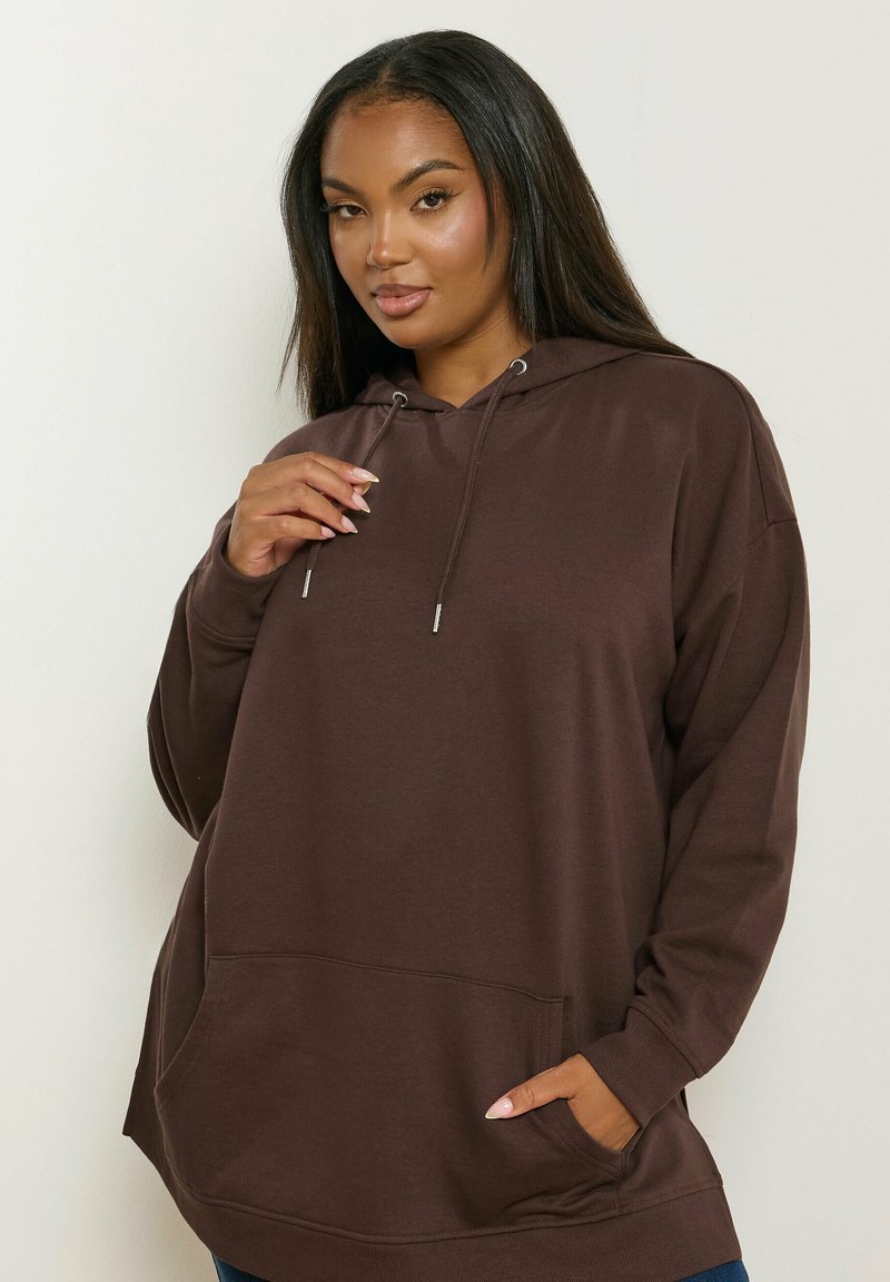 Felpa con cappuccio marrone dotata di tasca frontale, maniche lunghe e cordino. Tessuto morbido e vestibilità rilassata, adatta per un abbigliamento casual.