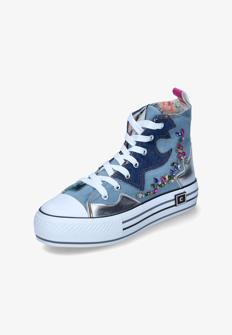 Korkeat lenkkarit, joissa on sininen farkkukangas ja metallinhohtoinen hopeinen muotoilu, valkoiset nauhat, kukkakuviollinen sisävuori ja jalokivikoristeet.