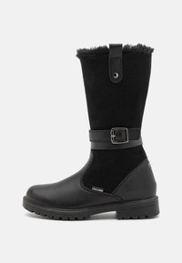 Bottes noires montantes en cuir suédé avec une partie inférieure en cuir. Dotées d'une sangle à boucle et d'une bordure en fourrure douce en haut. Semelle texturée.