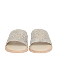 Sandali slide in argento metallico con un taglio a forma di cuore. Parte superiore testurizzata e suola liscia di colore chiaro. Design semplice e open-toe.