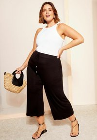 Friends Like These BELTED WIDE LEG CULOTTE- PLUS SIZE  - Nohavice - black