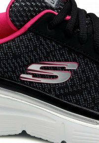 Sneaker neri e rosa con tomaia in tessuto strutturato, accentuazione del logo argento e suola bianca imbottita, dotata di lacci neri e fodera interna rosa.