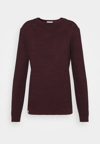 Burgundský svetr s dlouhým rukávem vyrobený z texturované pleteniny; kulatý výstřih s žebrovanými manžetami a lemem, s malou logovou značkou na spodní straně.