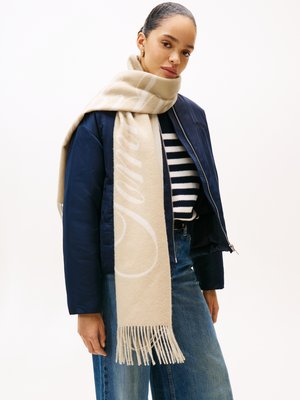 Tommy Hilfiger SCRIPT LOGO SCARF - Sjaal - sandalwood