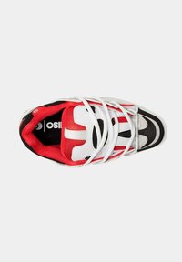 Zapatilla blanca, roja y negra con cordones blancos, interior acolchado rojo y plantilla negra que presenta un logo blanco parcial, vista desde arriba.