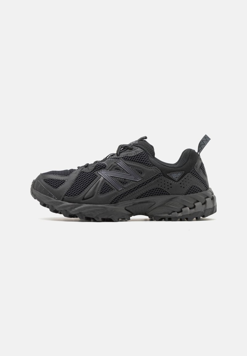 Schwarze Sportschuhe mit einem Obermaterial aus Mesh, strukturierten synthetischen Akzenten, robuster Gummisohle und einem Zugband an der Ferse.